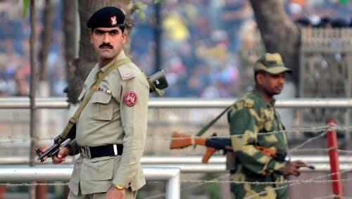 Gespannte Ruhe: Grenzsoldaten an der pakistanisch-indischen Grenze. Gespannte Ruhe: Grenzsoldaten an der pakistanisch-indischen Grenze.