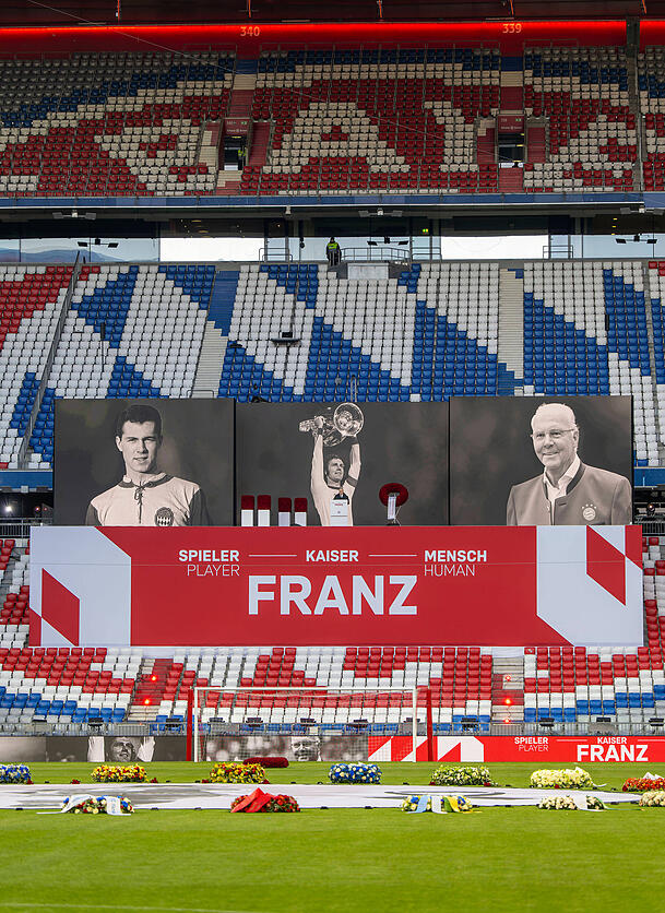 In der Arena wird um den Kaiser getrauert. In der Arena wird um den Kaiser getrauert.