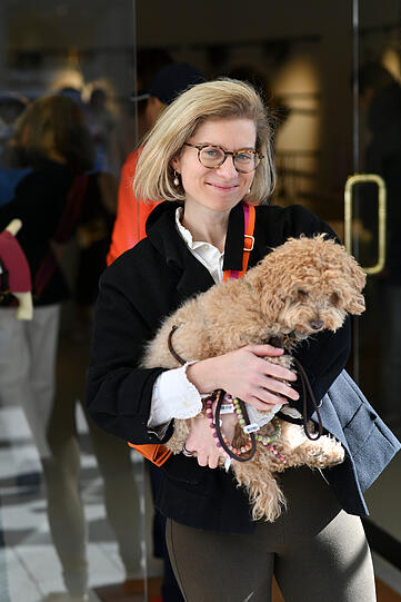 Autorin Daniela Uhrich und Hund "Moritz".
