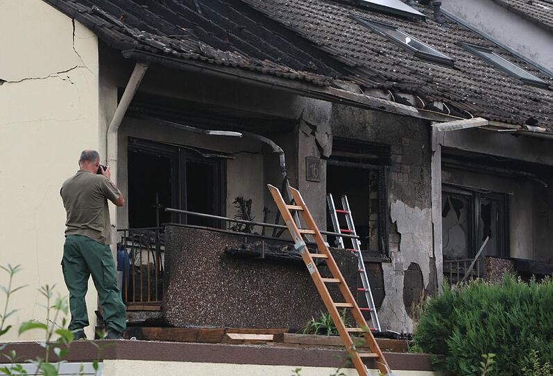 Vermutlich handelt es sich um ein Familiendrama:  Bei der Explosion zweier Reihenhaeuser in Winterhausen (Kreis Wuerzburg) sind in der Nacht zu Montag zwei Menschen getoetet worden. Die Bilder.