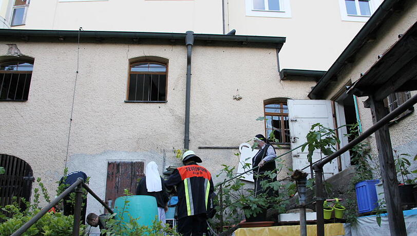 Nach vier Stunden musste die Feuerwehr den Einsatz abbrechen. Vermutlich wurde das junge Kätzchen von seiner Mutter gerettet. Nach vier Stunden musste die Feuerwehr den Einsatz abbrechen. Vermutlich wurde das junge Kätzchen von seiner Mutter gerettet.