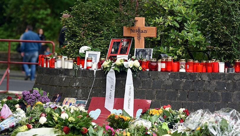 Blumen und Kerzen stehen vor dem Kreuz an der Stelle, an der der später verstobene Niklas P. von bisher unbekannten Schlägern attackiert wurde. Blumen und Kerzen stehen vor dem Kreuz an der Stelle, an der der später verstobene Niklas P. von bisher unbekannten Schlägern attackiert wurde.