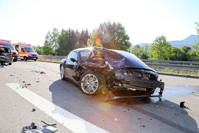 Der Autobahnabschnitt ist mit Schrott-Teilen übersät - die Bilder von der Unfallstelle auf der A95 Richtung Garmisch.