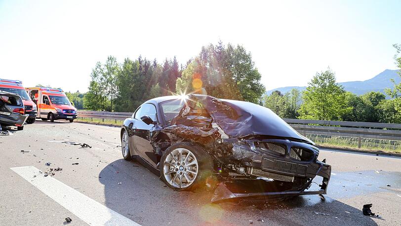 Der Autobahnabschnitt ist mit Schrott-Teilen übersät - die Bilder von der Unfallstelle auf der A95 Richtung Garmisch. Der Autobahnabschnitt ist mit Schrott-Teilen übersät - die Bilder von der Unfallstelle auf der A95 Richtung Garmisch.