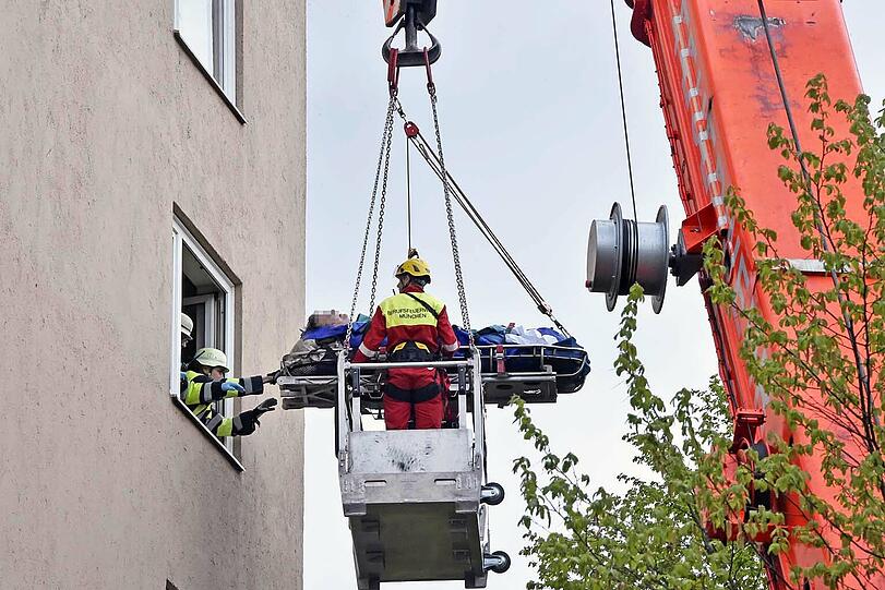 Die Feurwehr musste den Patienten mit schwerem Gerät aus der Wohnung transportieren.