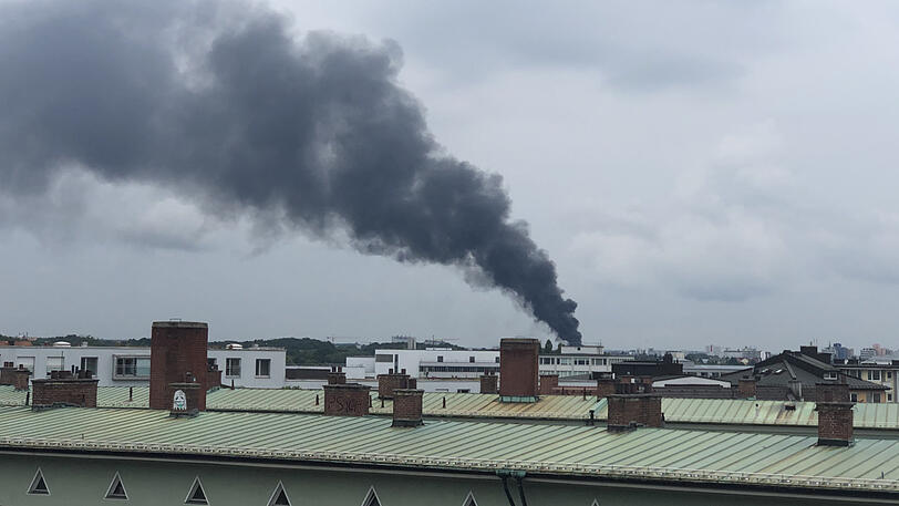 Großbrand am Montagnachmittag: Eine massive Rauchsäule steigt über der Fürstenrieder Straße auf.