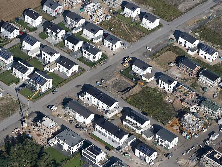 Eine Siedlung mit neugebauten Wohnhäusern. Foto: Oliver Berg/dpa