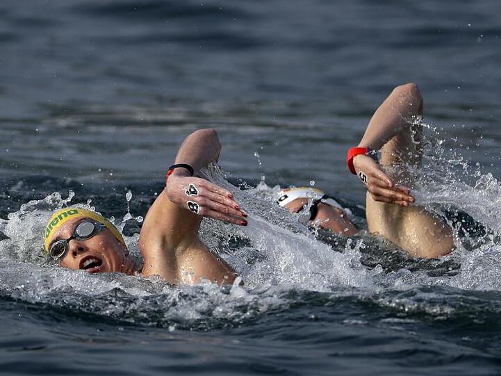Freiwasserschwimmerin Finnia Wunram (r) beim Wettbewerb über zehn Kilometer in Aktion.
