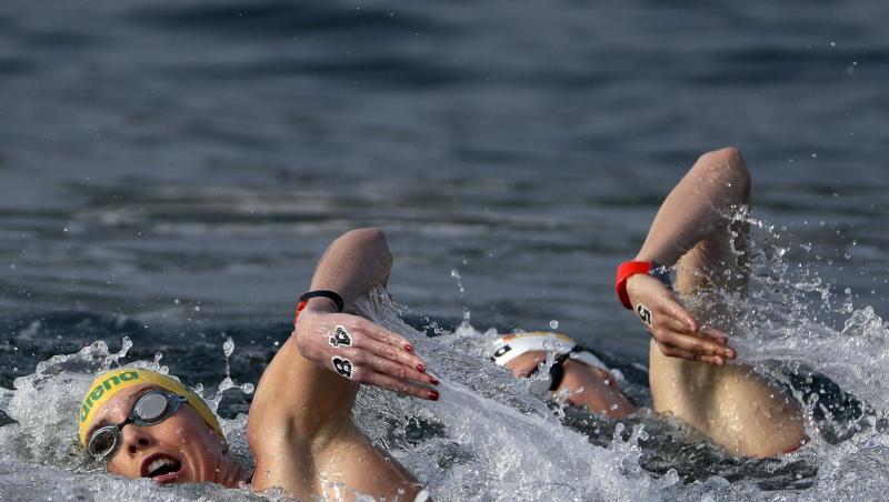 Freiwasserschwimmerin Finnia Wunram (r) beim Wettbewerb über zehn Kilometer in Aktion. Freiwasserschwimmerin Finnia Wunram (r) beim Wettbewerb über zehn Kilometer in Aktion.