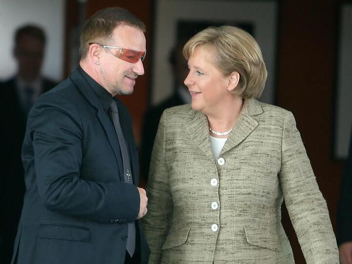 Bundeskanzlerin Angela Merkel (CDU) trifft sich im Bundeskanzleramt mit Bono.
