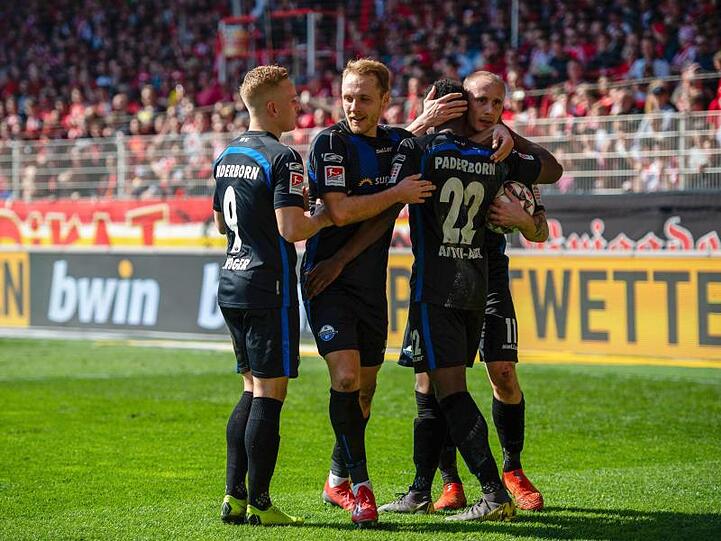 Die Paderborn-Profis feiern den Auswärtssieg in Berlin.