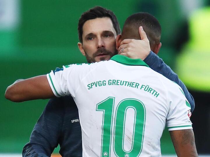 Der Fürther Trainer Stefan Leitl (l) und sein Spieler Daniel Keita-Ruel stehen nach dem Abpfiff auf dem Platz. Foto: Daniel Karmann