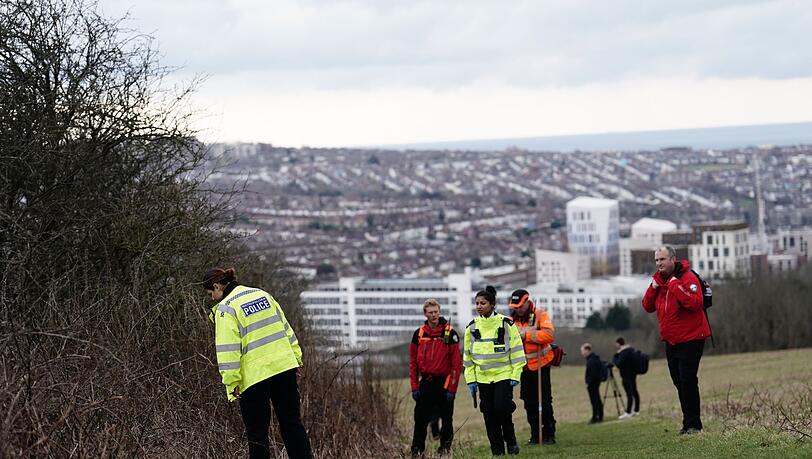 Polizeibeamte in Brighton während der Suche nach dem vermissten Baby.
