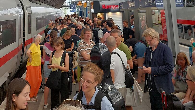 Ihr Ziel, möglichst klimafreundlich unterwegs zu sein, hat die Deutsche Bahn den Münchner Philharmonikern einmal mehr deutlich verhagelt.