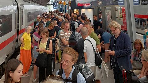Ihr Ziel, möglichst klimafreundlich unterwegs zu sein, hat die Deutsche Bahn den Münchner Philharmonikern einmal mehr deutlich verhagelt.
