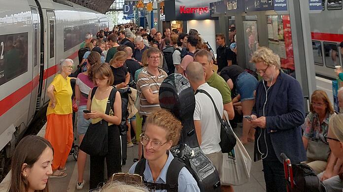 Ihr Ziel, möglichst klimafreundlich unterwegs zu sein, hat die Deutsche Bahn den Münchner Philharmonikern einmal mehr deutlich verhagelt.
