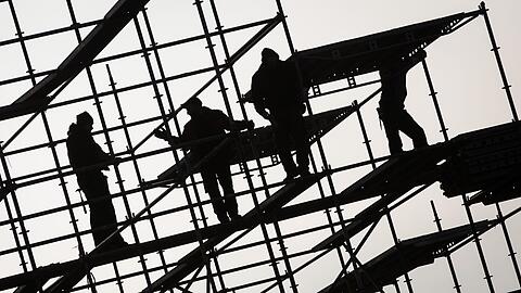 Ger&uuml;stbauer errichten ein Ger&uuml;st. Die hohe Teuerungsrate und die schw&auml;chere Konjunktur d&uuml;rften die Schwarzarbeit in Deutschland sp&uuml;rbar anheizen. (Symbolbild)