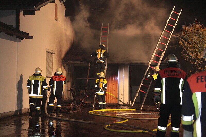 Zu einem Garagenbrand in Dörfl wurden mehrere Feuerwehren alarmiert. Das Feuer ist vermutlich im Dachbereich der Garage ausgebrochen und griff auf das Wohnhaus über.