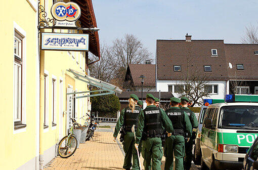 Anette S. brachte ihre Töchter ins Bett und verließ gegen halb elf die Wohnung, um in die Musikkneipe "Schabernack" zu gehen, die sich in derselben Straße befindet. Die Kneipe gehört ihrem Lebensgefährten und Anette S. bleibt auch nachdem das "Schabernack" geschlossen hat noch dort.
