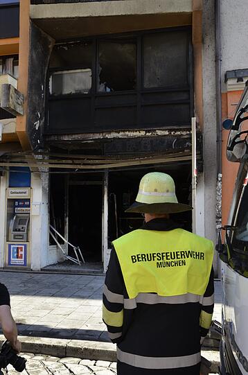 Schwabing am Tag nach der Bombensprengung: Die Spuren der Detonation sind deutlich zu erkennen, teilweise hat sie schwere Schäden verursacht. Derzeit werden die Schäden an den Gebäuden der Umgebung erfasst.