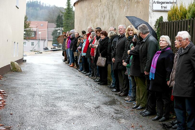 Nach den Brandanschlägen auf Asylbewerber-Unterkünfte haben die Menschen in Vorra eine Menschenkette und einen Solidaritätsgottesdienst unter dem Motto "Vorra setzt ein Zeichen" veranstaltet.