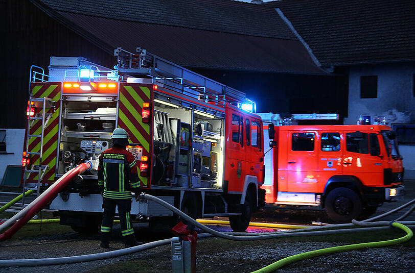 In Straßham ist eine Lagerhalle vollständig abgebrannt. Die Bilder vom Feuerwehr-Großeinsatz.