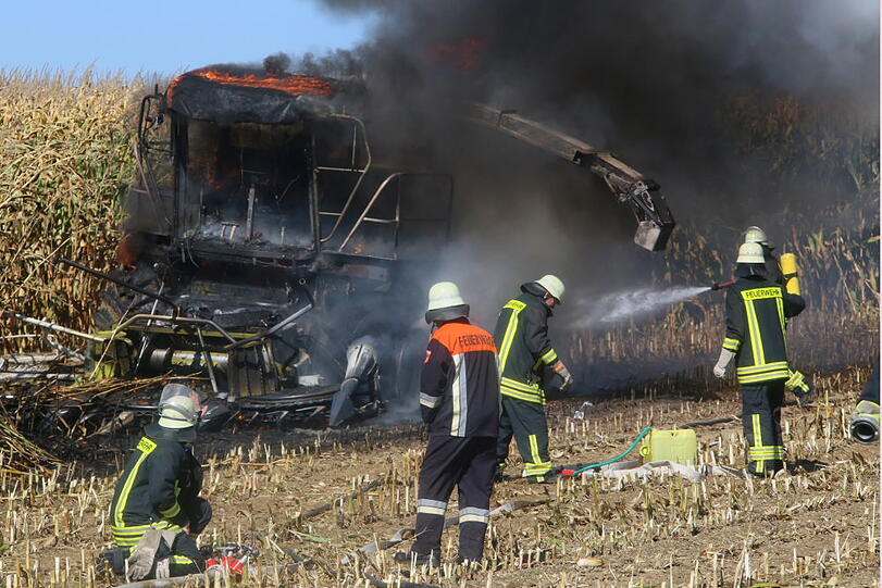 Der Maishäcksler fing Feuer, die anrückenden Wehren hatten den Brand schnell unter Kontrolle.