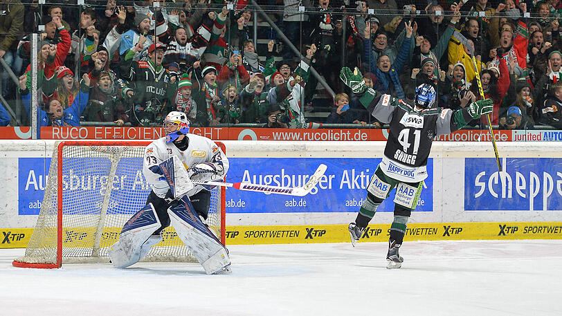 Die Entscheidung in Augsburg: Justin Shugg verwandelt den Penalty gegen EHC-Keeper David Leggio.