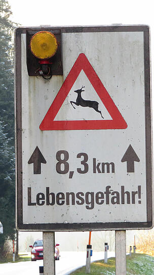 Hinweisschilder warnen vor Wildwechsel.