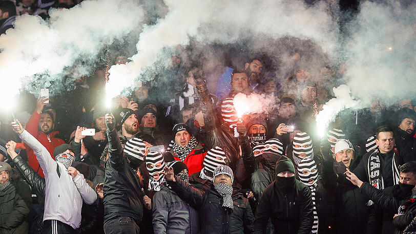 Auch auswärts Feuer und Flamme für ihre Mannschaft: Besiktas-Fans, hier während des Gruppenspiels der Champions League zwischen Dynamo Kiew und Istanbul im Olympia Stadion in Kiew.