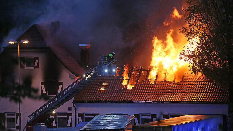 "Brandstiftung können wir ausschließen", hieß es seitens der Polizei. Ermittler sollen in dem einsturzgefährdeten Gebäude nach der Ursache des Feuers suchen. "Der Schaden beträgt mindestens mehrere Hunderttausend Euro", sagte die Polizeisprecherin.