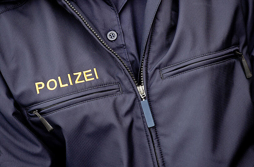 Die Betrüger gaben sich als Polizeibeamte aus. (Symbolbild)