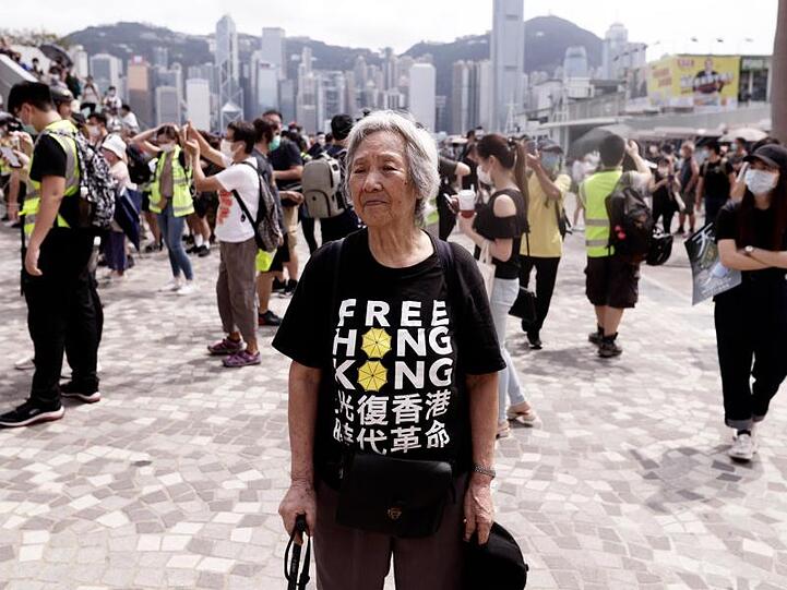 Eine ältere Frau bei einem Protest in Hongkong. Die britische Kronkolonie war 1997 zurück an China gegangen.