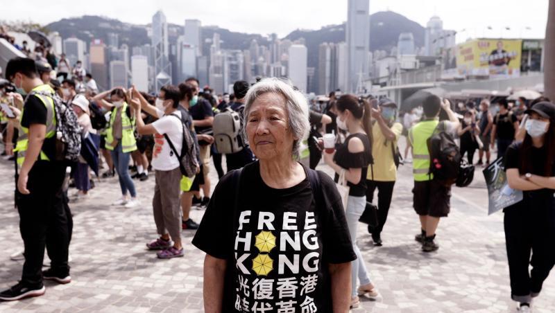 Eine ältere Frau bei einem Protest in Hongkong. Die britische Kronkolonie war 1997 zurück an China gegangen. Eine ältere Frau bei einem Protest in Hongkong. Die britische Kronkolonie war 1997 zurück an China gegangen.