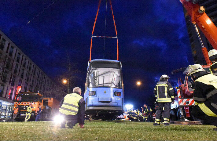 März: Kurioser Unfall in der Westendstraße, der Fahrer einer Trambahn übersieht das Ende eines Abstellgleises und landet mit seiner Bahn daraufhin auf einer Wiese. Die Feuerwehr muss mit einem Autokran anrücken und die Straßenbahn aus der Wiese zurück auf die Schienen heben.