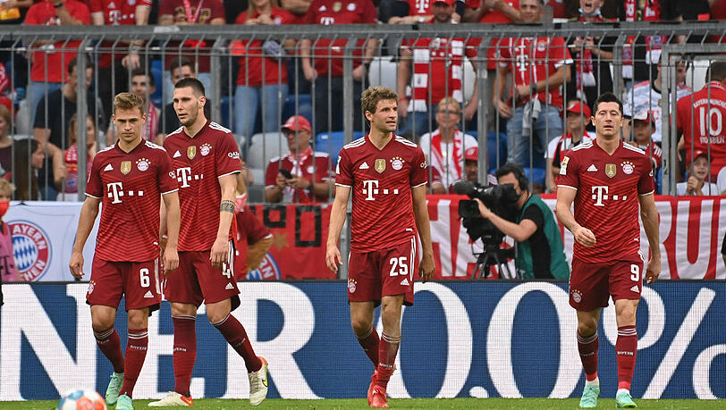 Das aktuelle Problem beim FC Bayern: Viele Startelf-Spieler, wie Joshua Kimmich (l.), Thomas Müller (2.v.r.) oder Robert Lewandowski (r.) sind eigentlich unverzichtbar.