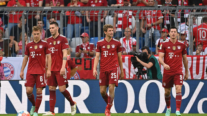 Das aktuelle Problem beim FC Bayern: Viele Startelf-Spieler, wie Joshua Kimmich (l.), Thomas Müller (2.v.r.) oder Robert Lewandowski (r.) sind eigentlich unverzichtbar.