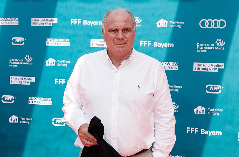 Das Landgericht München verurteilte Uli Hoeneß 2014 zu drei Jahren und sechs Monaten Gefängnis wegen Steuerhinterziehung. 2016 wurde er nach Verbüßung der halben Strafe vorzeitig entlassen.