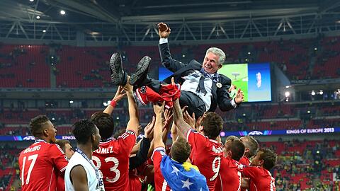 Jup-Jup-Hurra: Der "Menschenfänger" Heynckes wird von seinen Spielern gefeiert, niemand gönnte man den Titel 2013 mehr als Bayerns Trainer-Elder-Statesman.