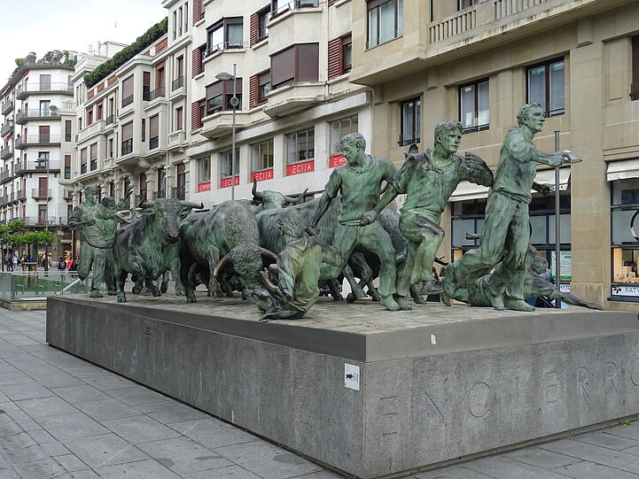 Denkmal des berühmten Stierlaufs ("Encierro") in Pamplona. Diese finden während der Festtage San Fermines im Juli statt und locken neben den Pilgern noch abertausende von Touristen in die Stadt.