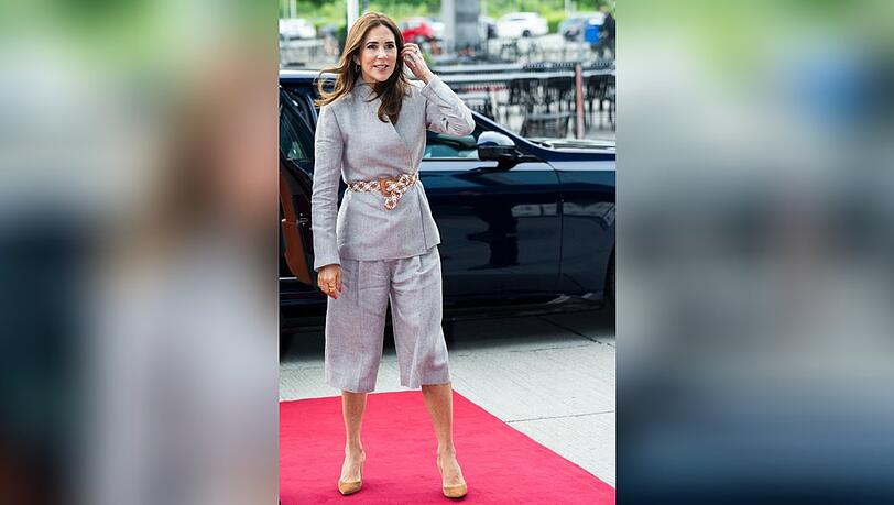 Königin Mary entscheidet sich beim Fashion Summit für ein graues Ensemble.