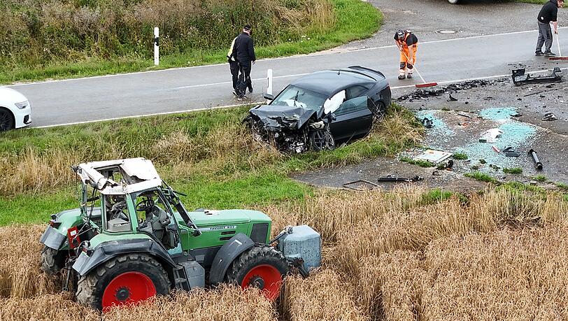 Bei dem Überschlag wurde ein vierjähriger Junge aus dem Traktor geschleudert und schwer verletzt.