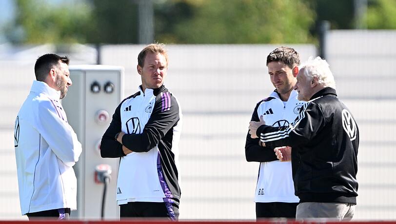 Sportdirektor Rudi Völler (r.) spricht mit Bundestrainer Julian Nagelsmann (2.v.l.) vor dem Training. Sportdirektor Rudi Völler (r.) spricht mit Bundestrainer Julian Nagelsmann (2.v.l.) vor dem Training.