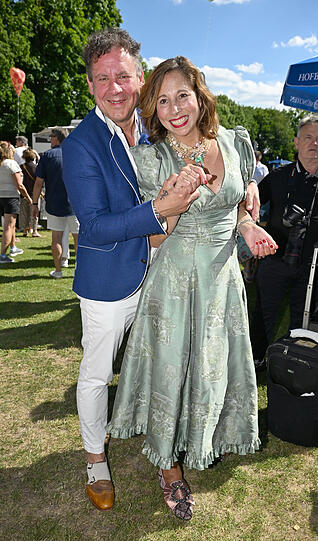 Endlich zurück in der Münchner Society: Dirndl-Designerin Lola Paltinger mit Freund Andreas Meister. Endlich zurück in der Münchner Society: Dirndl-Designerin Lola Paltinger mit Freund Andreas Meister.