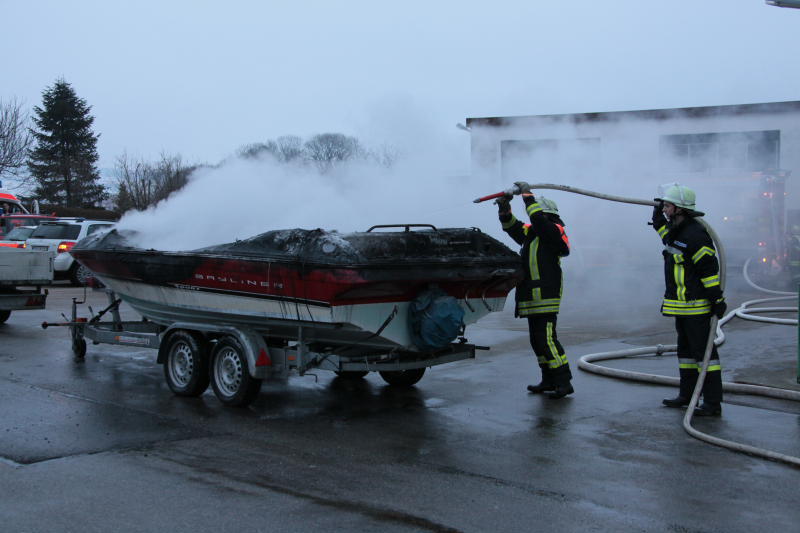 Rauch-Alarm am Rosenmontag in Mittbach: Unter einem Vordach ist ein Motorboot in Brand geraten. Zwei Personen wurden dabei leicht verletzt. Die Bilder vom Feuerwehreinsatz