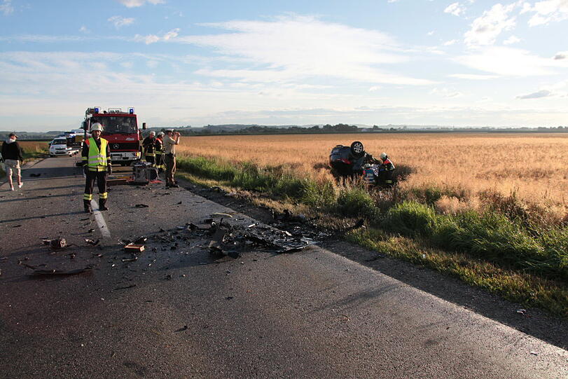 Eine 19-Jährige Fahranfängerin hat am frühen Samstagmorgen einen tödlichen Unfall verursacht. Die Bilder von der Unfallstelle.