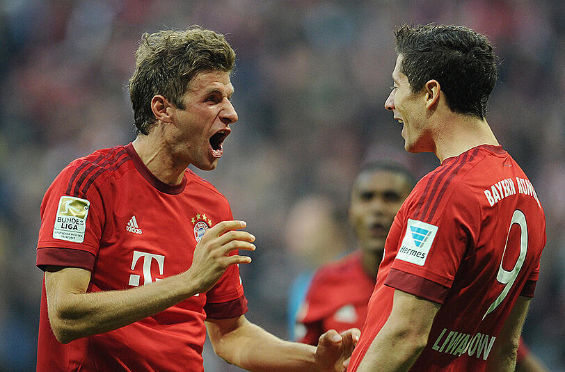 So sieht Freude aus. Bayerns Torgaranten Thomas Müller (l.) und Robert Lewandowski zündeten am Sonntag das Torfeuerwerk gegen den BVB.