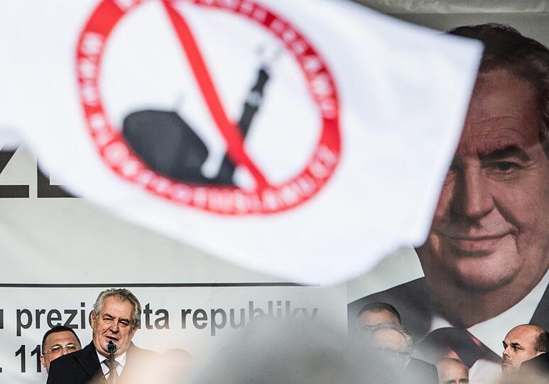 Der tschechische Präsident Milos Zeman hat als Hauptredner einer islamfeindlichen Demonstration für Empörung gesorgt.