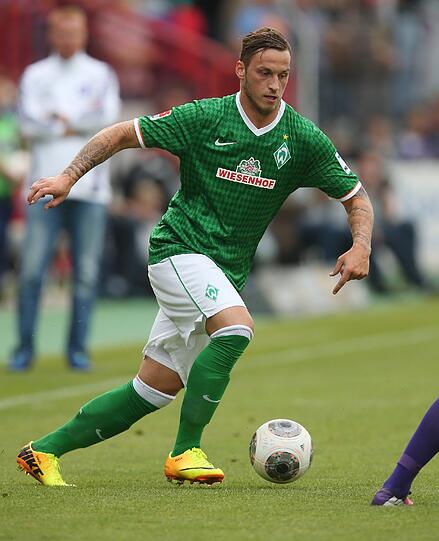 Marco Arnautovic (Werder Bremen) spielt mit seinem Hund und und verdreht sich das Knie: Innenbandriss.