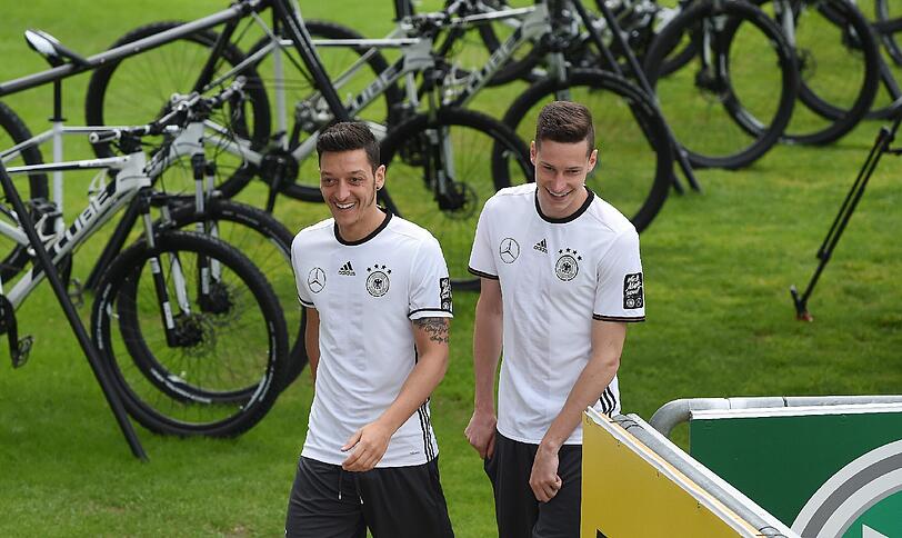 Gut gelaunt: Mesut Özil (links) und Julian Weigl.